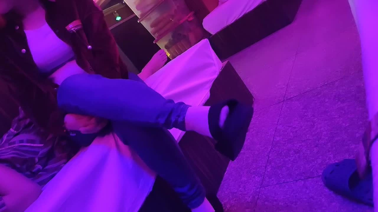 #熟女 #老鸡从按摩店约两个熟女技师出来啪啪，阿姨挺小心，让声音小一点，和朋友轮流干两个熟女，真爽