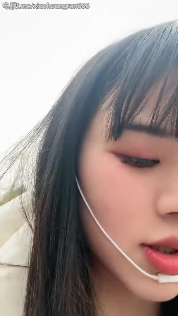 #直播 #葡萄熟透了户外坦克少妇直播，很新奇，巨乳肥臀，奶头大，脸蛋好看，非常精品