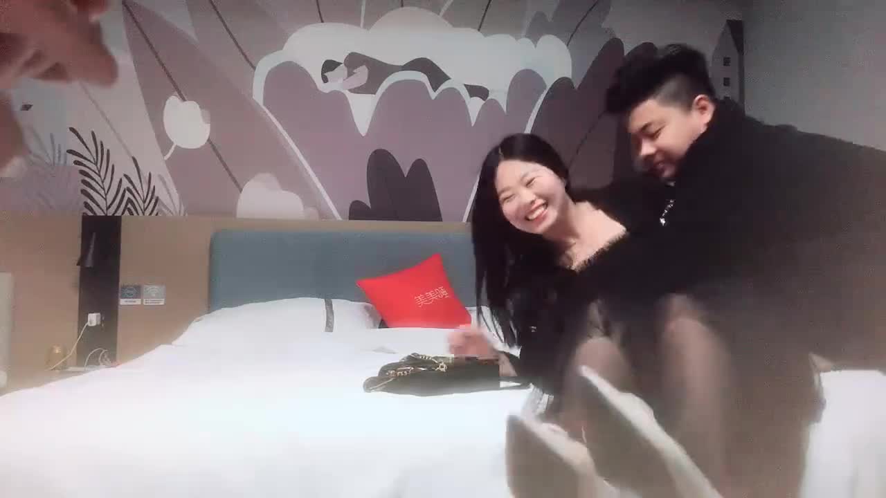 #熟女兄弟二人合伙操一个黑丝骚熟女