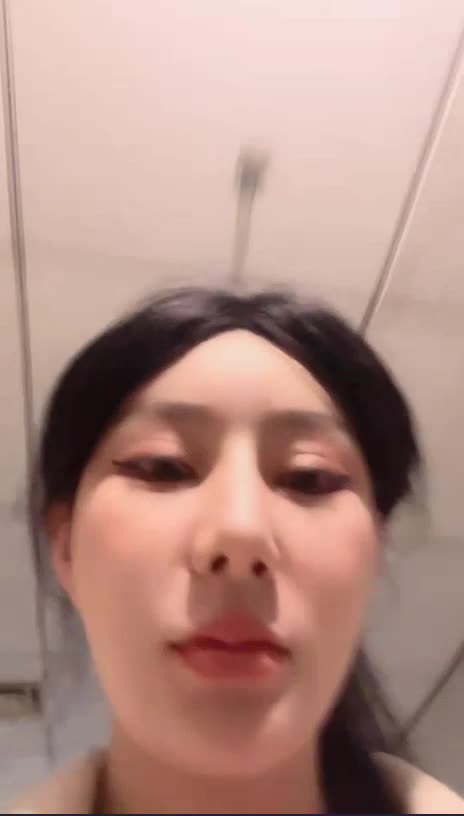 #小野猫 99年兼职外围女神的一天，同城约炮开车上门服务，土豪富二代赴约，被偷拍，不过瘾再自慰