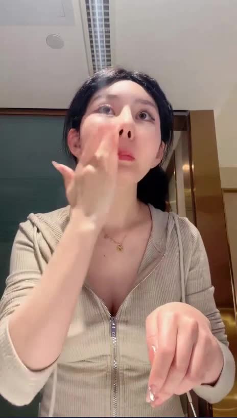 #小野猫 99年兼职外围女神的一天，同城约炮开车上门服务，土豪富二代赴约，被偷拍，不过瘾再自慰