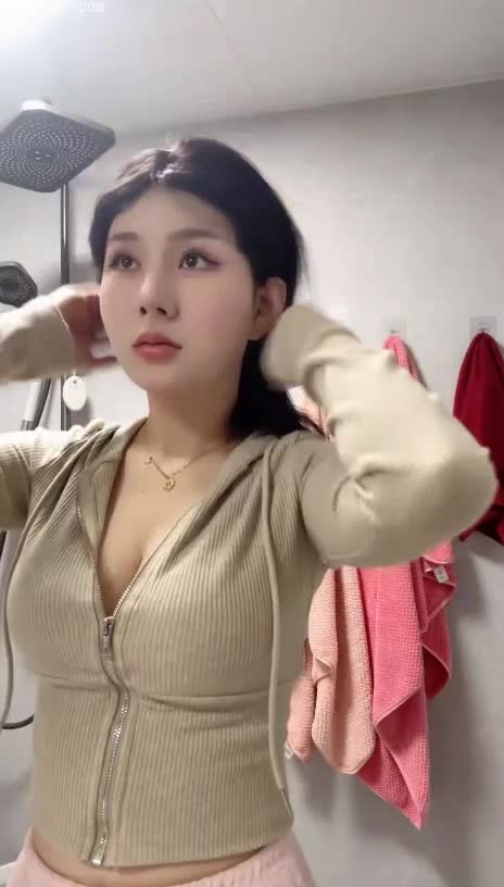 #小野猫 99年兼职外围女神的一天，同城约炮开车上门服务，土豪富二代赴约，被偷拍，不过瘾再自慰