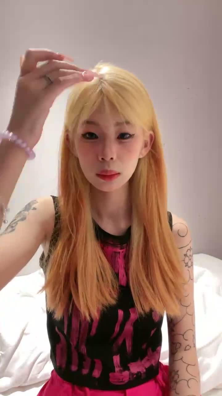 花臂黄毛精神小妹和她姐妹直播热舞！看着好骚啊 纹身白虎 叠满了 她好像在七彩直播 #精神小妹 #直播 #花臂 #纹身 #18岁纯情妹妹