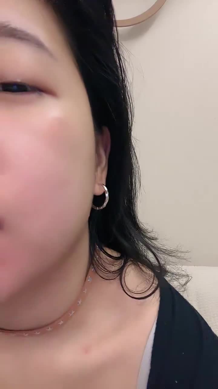 #小周不睡觉 巨奶肥臀 逼毛很旺盛一看就是性欲强 丝袜打脸 无套啪啪最后口爆
