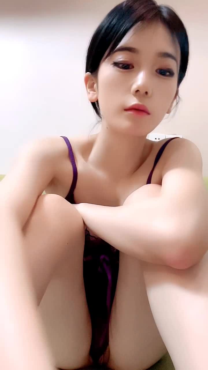 新来的宝贝，短发大奶极品尤物，肤白貌美诱惑狼友，坚挺圆润的骚奶子揉捏变形，特写展示逼逼，精彩不要错过