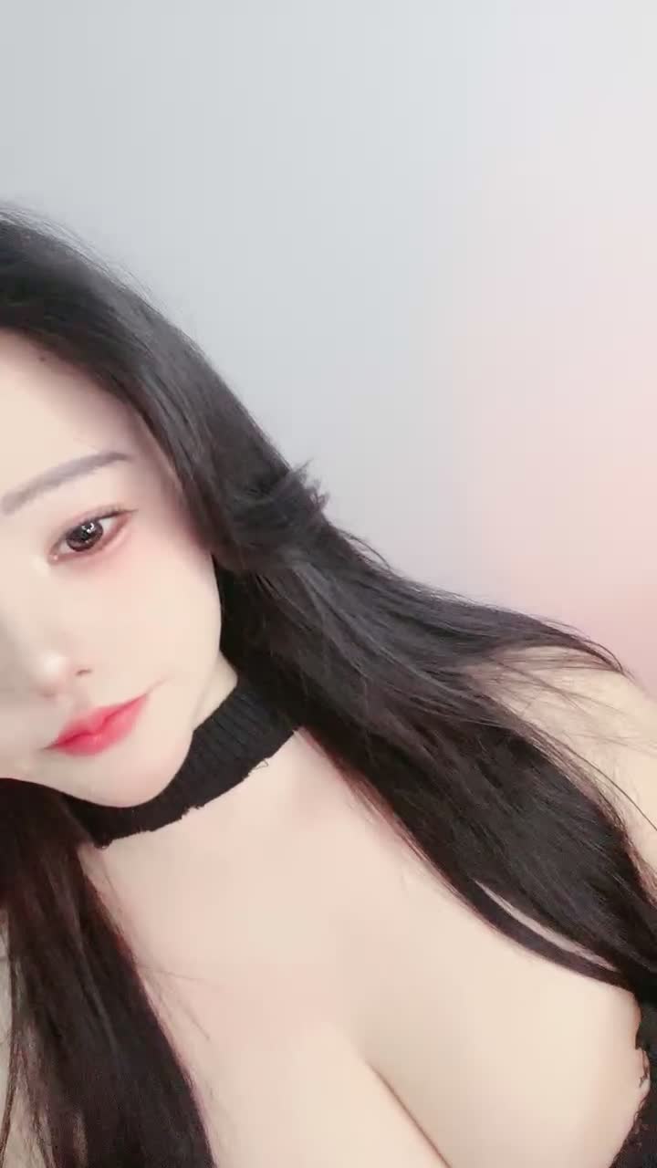 #炮架尤物 颜值女神~G奶爆乳~肥臀馒头逼~揉逼揉胸自慰 群友说更新点大奶的 这个奶 应该喜欢了吧 又大又白 应该是纯天然的