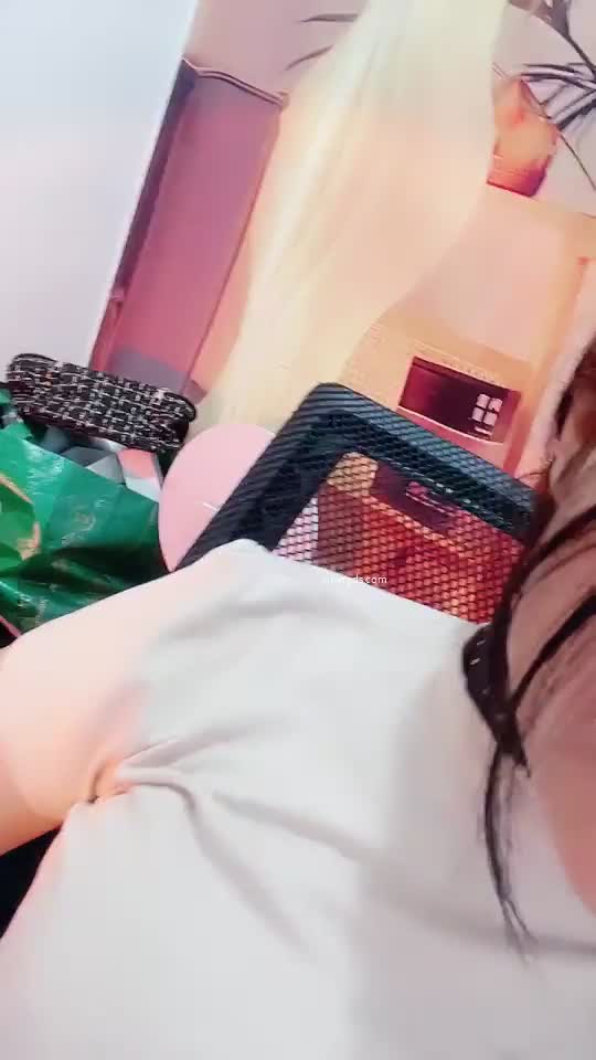 #小少妇以下海 2025年4月新人 ，舞蹈御姐， 超骚~超漂亮~道具自慰~尿尿，甜美可人标准的校园女神长相