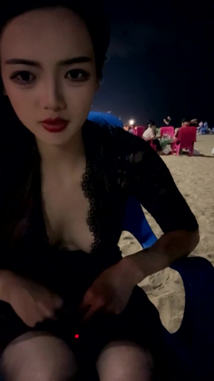 #琪琪 顶级女神~商场露出又美又骚，尺度大胆子更大，川流不息咖啡馆里，穿超短裙塞跳蛋露逼 全网最强资源搜索