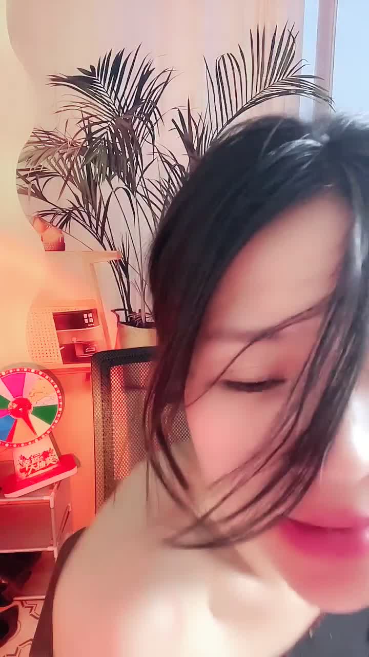 #小少妇以下海 2025年4月新人 ，舞蹈御姐， 超骚~超漂亮~道具自慰~尿尿，甜美可人标准的校园女神长相