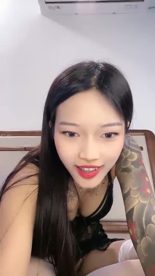 精神小妹直播大秀超超级合集23又是羡慕精神小伙的20天️️️#精神小妹 #直播 #纹身我要去给精神小伙当马仔了 可以轮到吗 我去推屁股也行啊