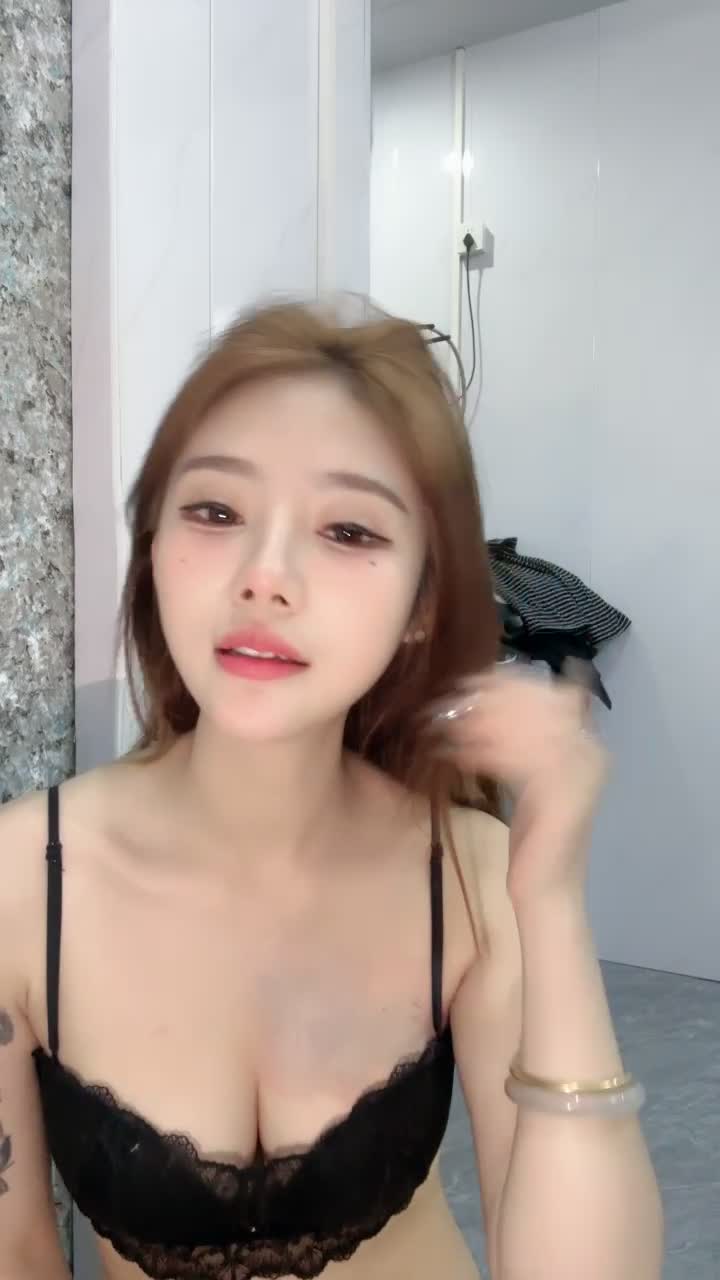 #07年小妹妹 比较骚 颜值挺高 很不错的精神小妹 毛真的很茂盛也很性感 细腰长腿人妻舌吻骑阴唇摩擦