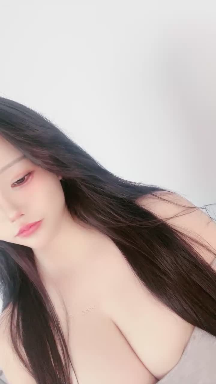 #炮架尤物 颜值女神~G奶爆乳~肥臀馒头逼~揉逼揉胸自慰 群友说更新点大奶的 这个奶 应该喜欢了吧 又大又白 应该是纯天然的
