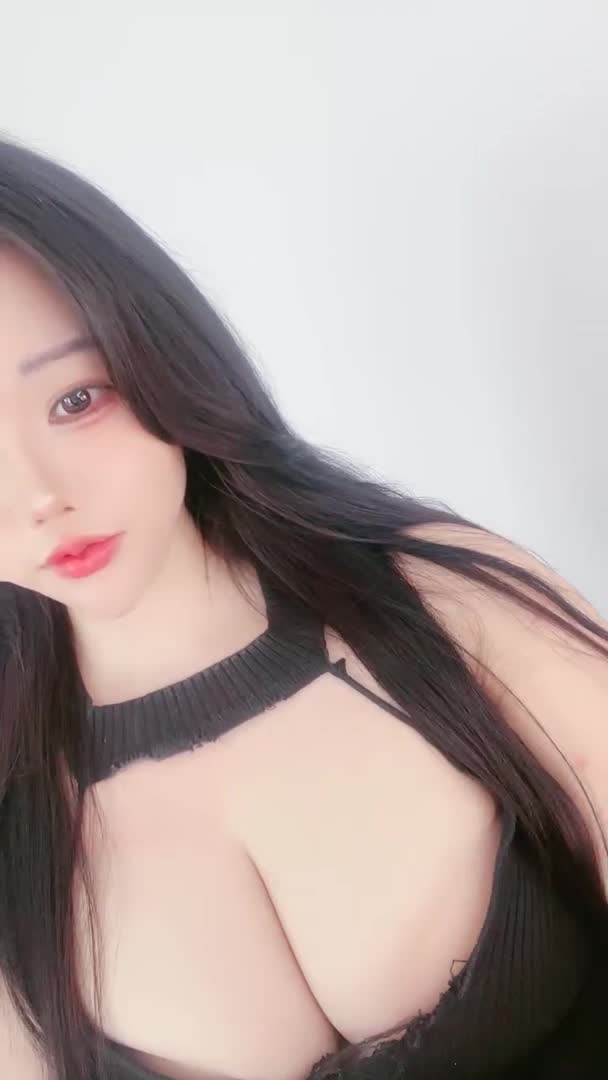 #炮架尤物 颜值女神~G奶爆乳~肥臀馒头逼~揉逼揉胸自慰 群友说更新点大奶的 这个奶 应该喜欢了吧 又大又白 应该是纯天然的