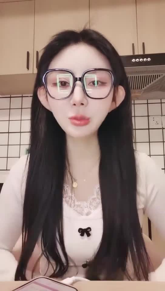 #小野猫 最近很出名 这么美也下海了 顶级美乳 裸坐灶台道具自慰 真的是十个眼镜九个骚，奶子还不小