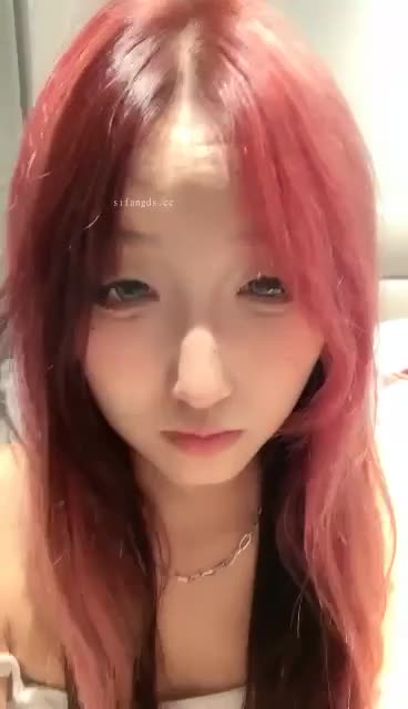 花臂黄毛精神小妹和她姐妹直播热舞！她们的视频很杂 可以会重发看着好骚啊 纹身白虎 叠满了 她好像在七彩直播 #精神小妹 #直播 #花臂 #纹身 她们叫 #18岁纯情妹妹 这个时期还是黑发 感觉不怎么骚