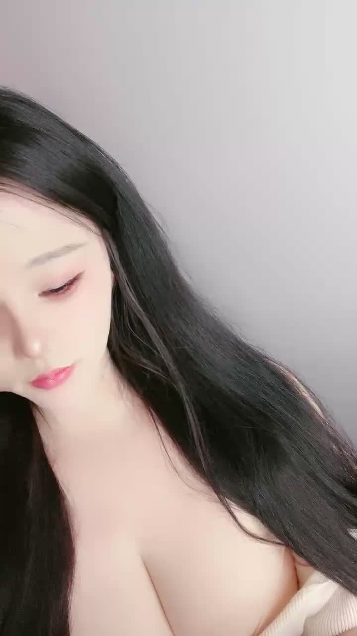 #炮架尤物 颜值女神~G奶爆乳~肥臀馒头逼~揉逼揉胸自慰 群友说更新点大奶的 这个奶 应该喜欢了吧 又大又白 应该是纯天然的