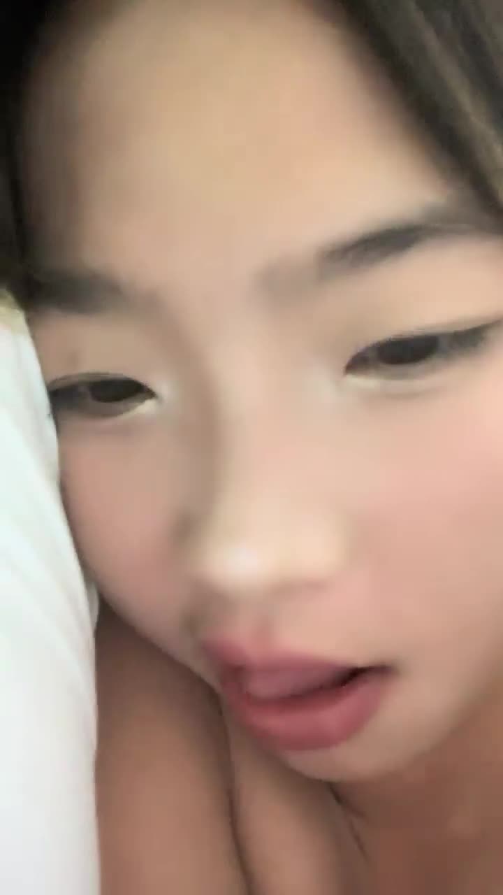 前频道 精神小妹直播大秀整理311月15 灌醉18岁的学生妹， #小乖7 ，几瓶啤酒就喝醉了，被操了 #精神小妹 #学生 #学生妹～七彩 半糖