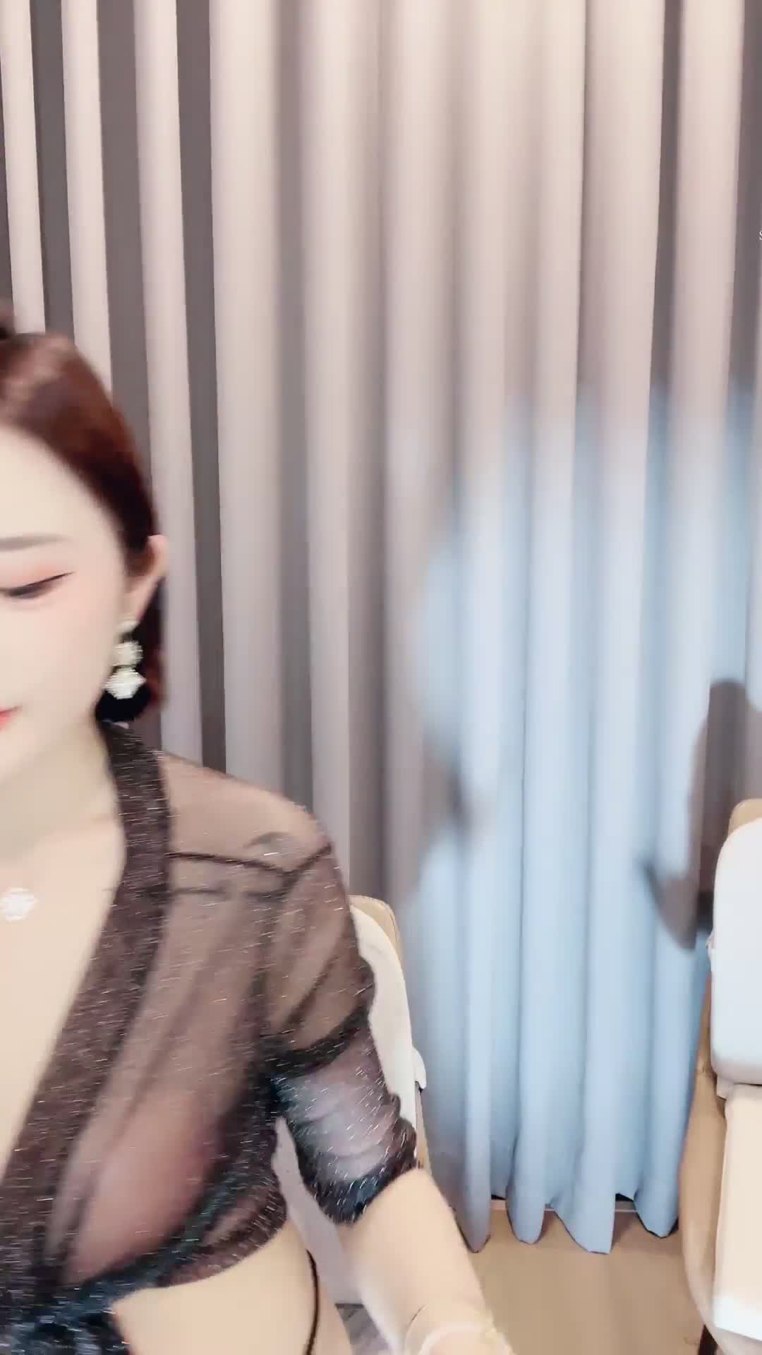 顶级绿播双女神同框，无论颜值和身材都秒杀正规平台网红女主播，双倍快乐各显风骚性感诱惑到爆，大奶子和蜜桃美臀各种飞起，一字马完美尤物，终于闪现露穴了