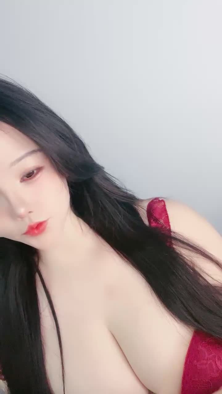#炮架尤物 颜值女神~G奶爆乳~肥臀馒头逼~揉逼揉胸自慰 群友说更新点大奶的 这个奶 应该喜欢了吧 又大又白 应该是纯天然的