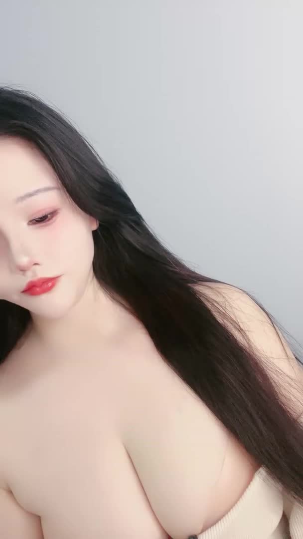 #炮架尤物 颜值女神~G奶爆乳~肥臀馒头逼~揉逼揉胸自慰 群友说更新点大奶的 这个奶 应该喜欢了吧 又大又白 应该是纯天然的