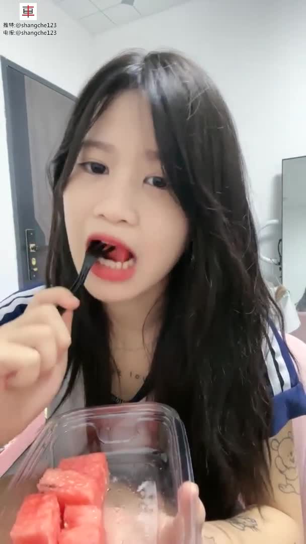 快手精神小妹菲律宾 挺极品的以前直播名字叫杨小兔 #精神小妹