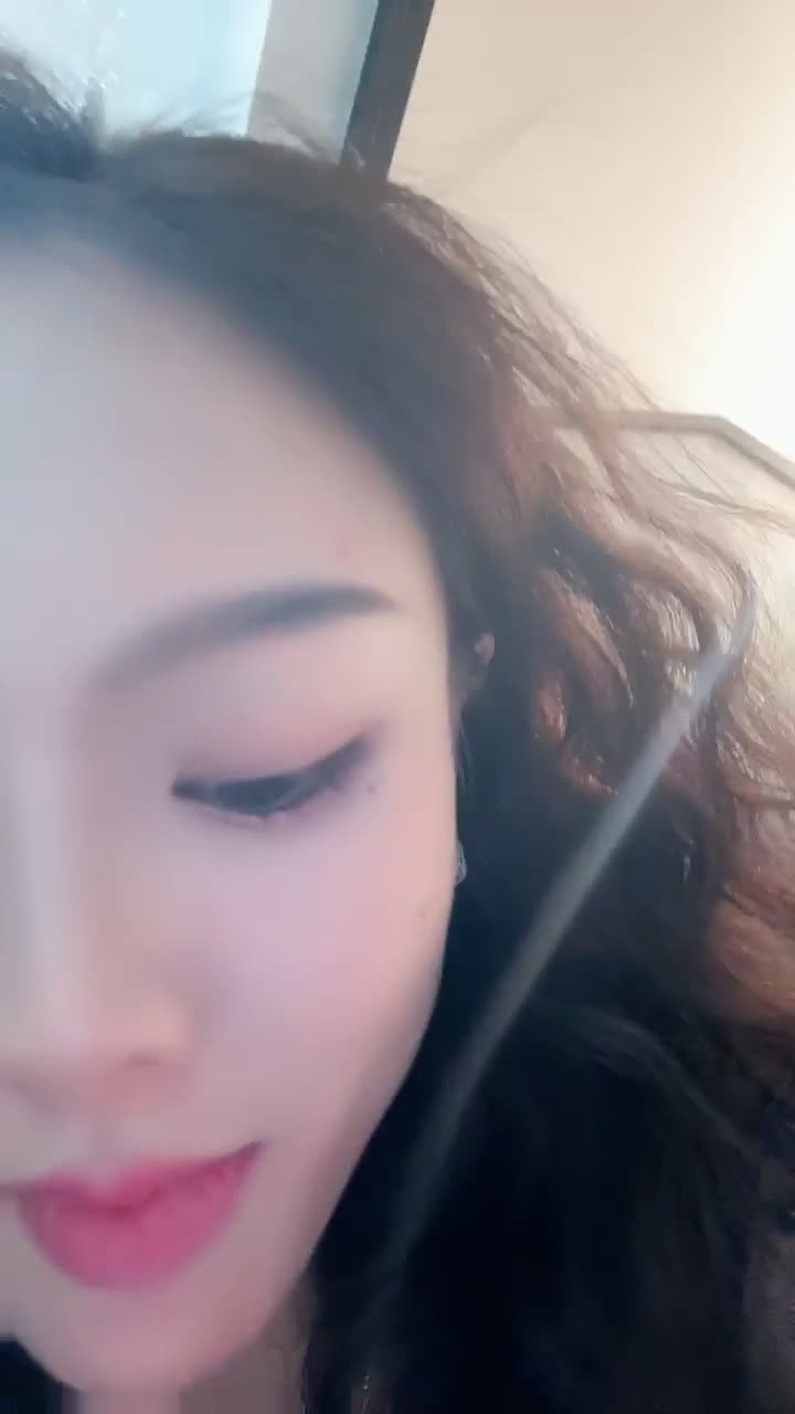 #小泡泡 真实舞蹈老师！脱光光站立一字马，甜美御姐，肤白穴粉，舞姿一流观感很棒，推荐