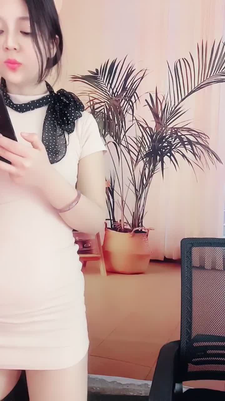 #小少妇以下海 2025年4月新人 ，舞蹈御姐， 超骚~超漂亮~道具自慰~尿尿，甜美可人标准的校园女神长相