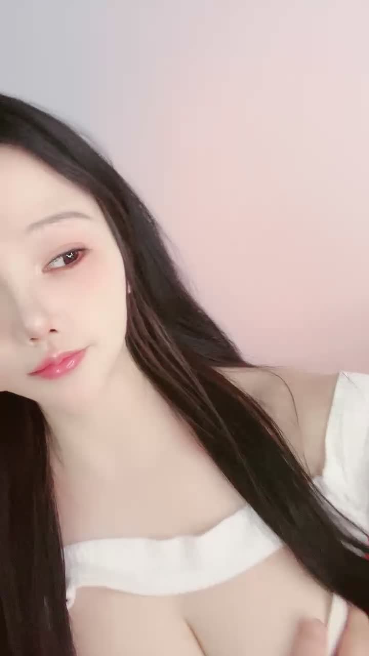 #炮架尤物 颜值女神~G奶爆乳~肥臀馒头逼~揉逼揉胸自慰 群友说更新点大奶的 这个奶 应该喜欢了吧 又大又白 应该是纯天然的