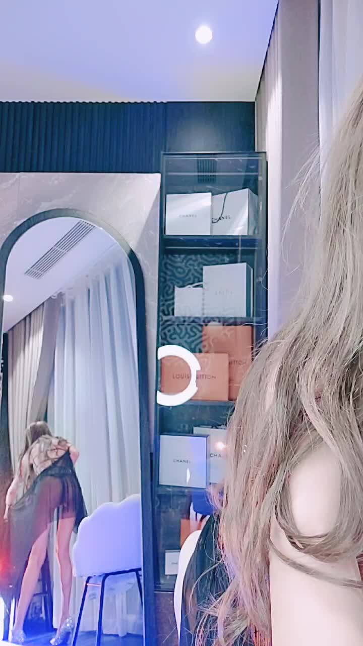 #七彩虹主播 #宝宝吃不饱 美腿翘臀 身材一流 自慰潮喷