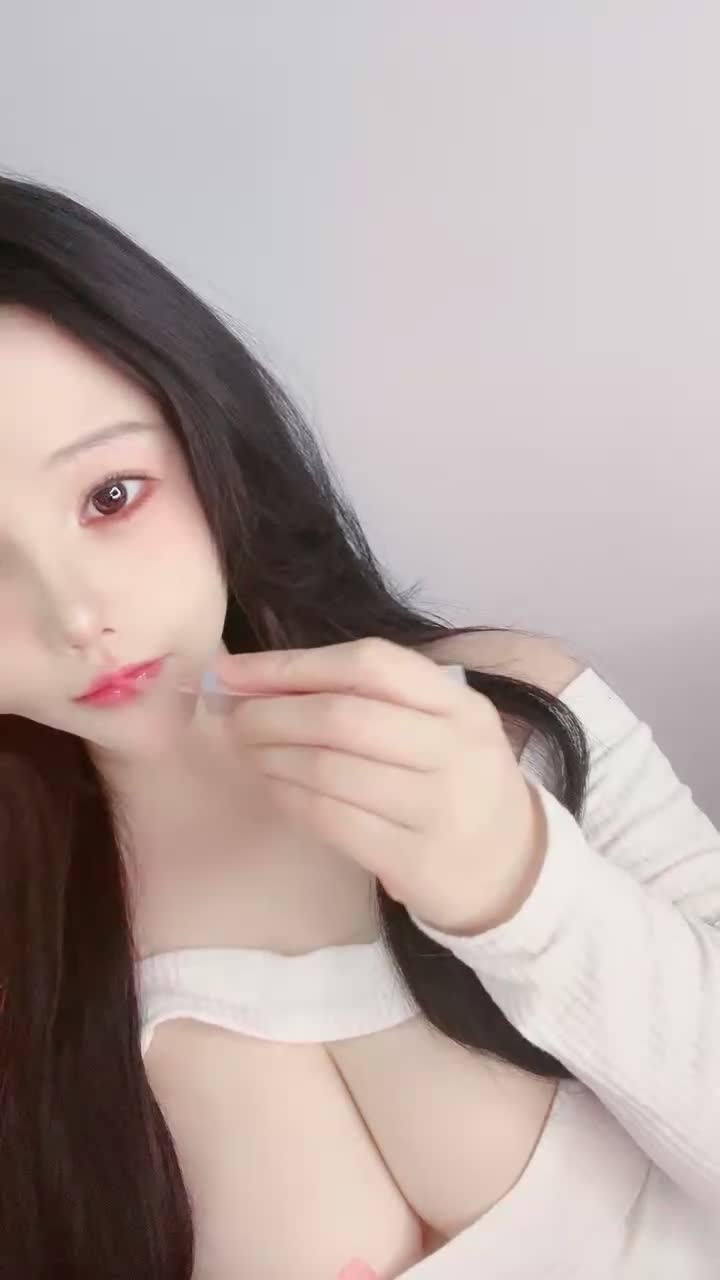 #炮架尤物 颜值女神~G奶爆乳~肥臀馒头逼~揉逼揉胸自慰 群友说更新点大奶的 这个奶 应该喜欢了吧 又大又白 应该是纯天然的