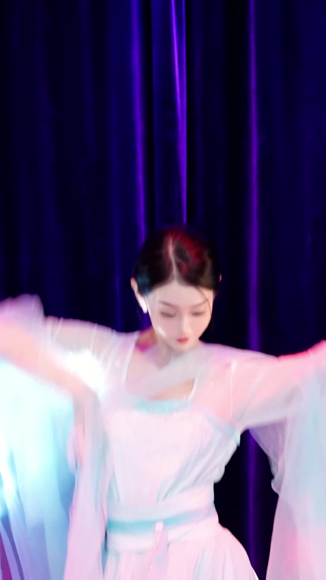 #中国舞_莹莹 #抖音 #舞蹈 #中国舞 @ikan_live 2024-02-07