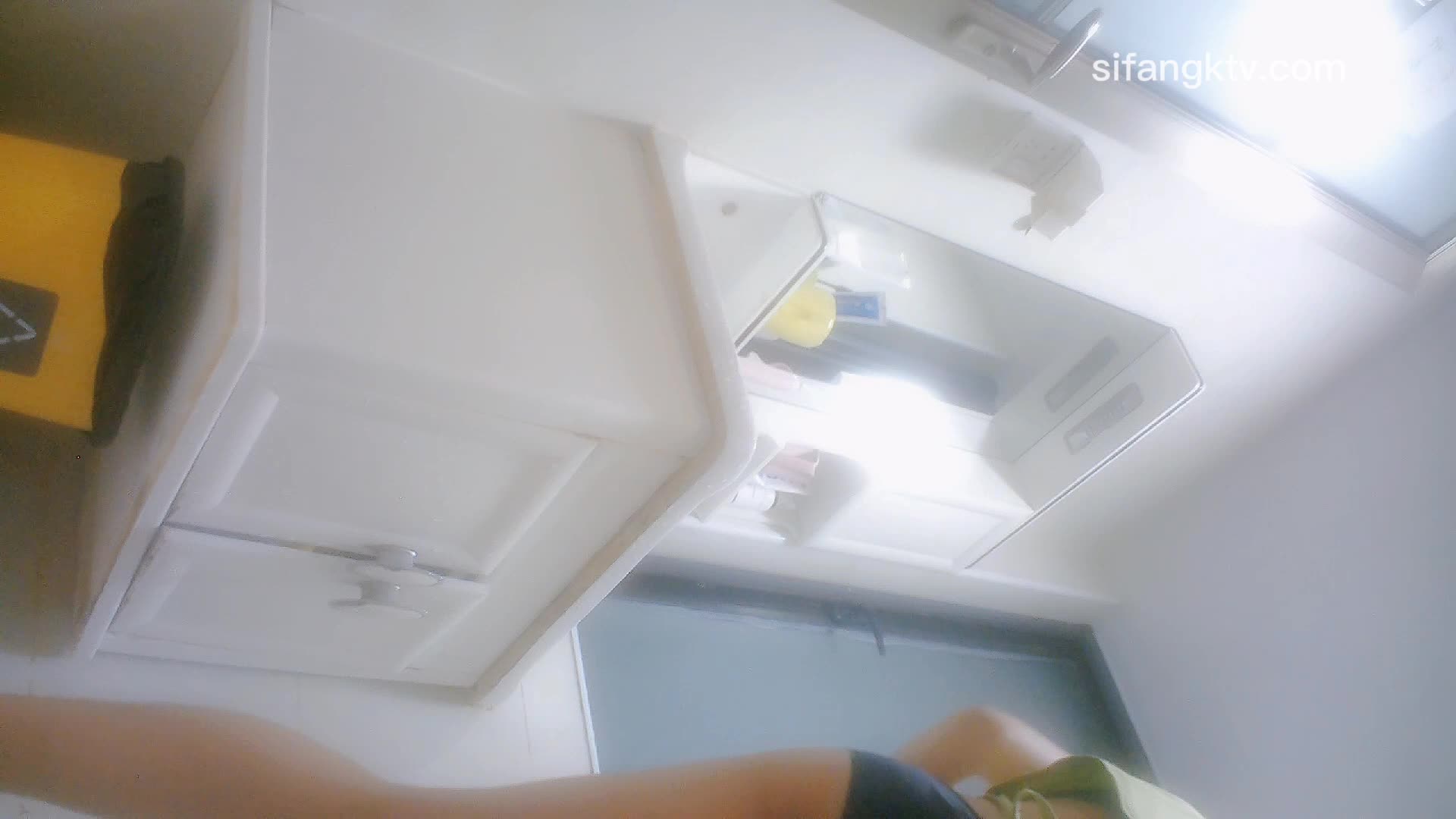 #洗澡 #少女 #偷窥福利完整版：贵在真实房东偷拍顶级身材小姐姐日常洗澡，今天的内裤很性感，奶子漂亮
