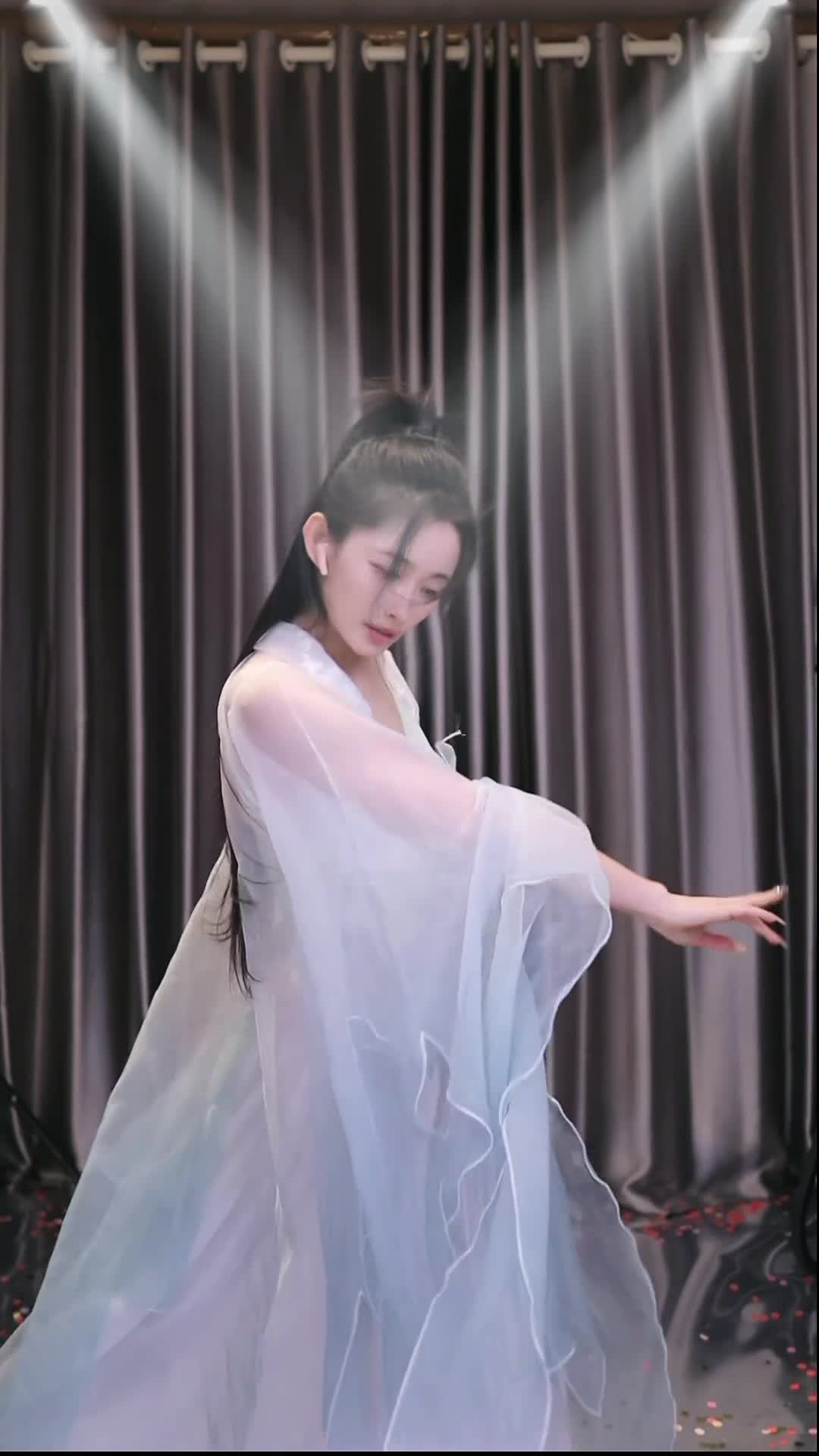 #花千小骨 #抖音 #舞蹈 #中国舞 @ikan_live 2024-12-18
