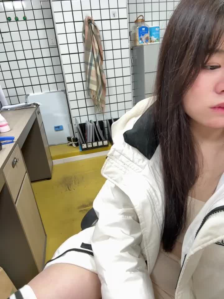 #Stripchat #ChengYu_0702娇嫩学妹办公室插b喷水门票秀 7V