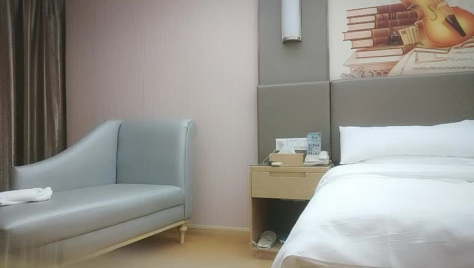 #约炮 #偷录 #偷拍纹身大叔酒店约炮极品黑丝小姐姐直接把头钻到人家裙子里抠的BB淫水直流
