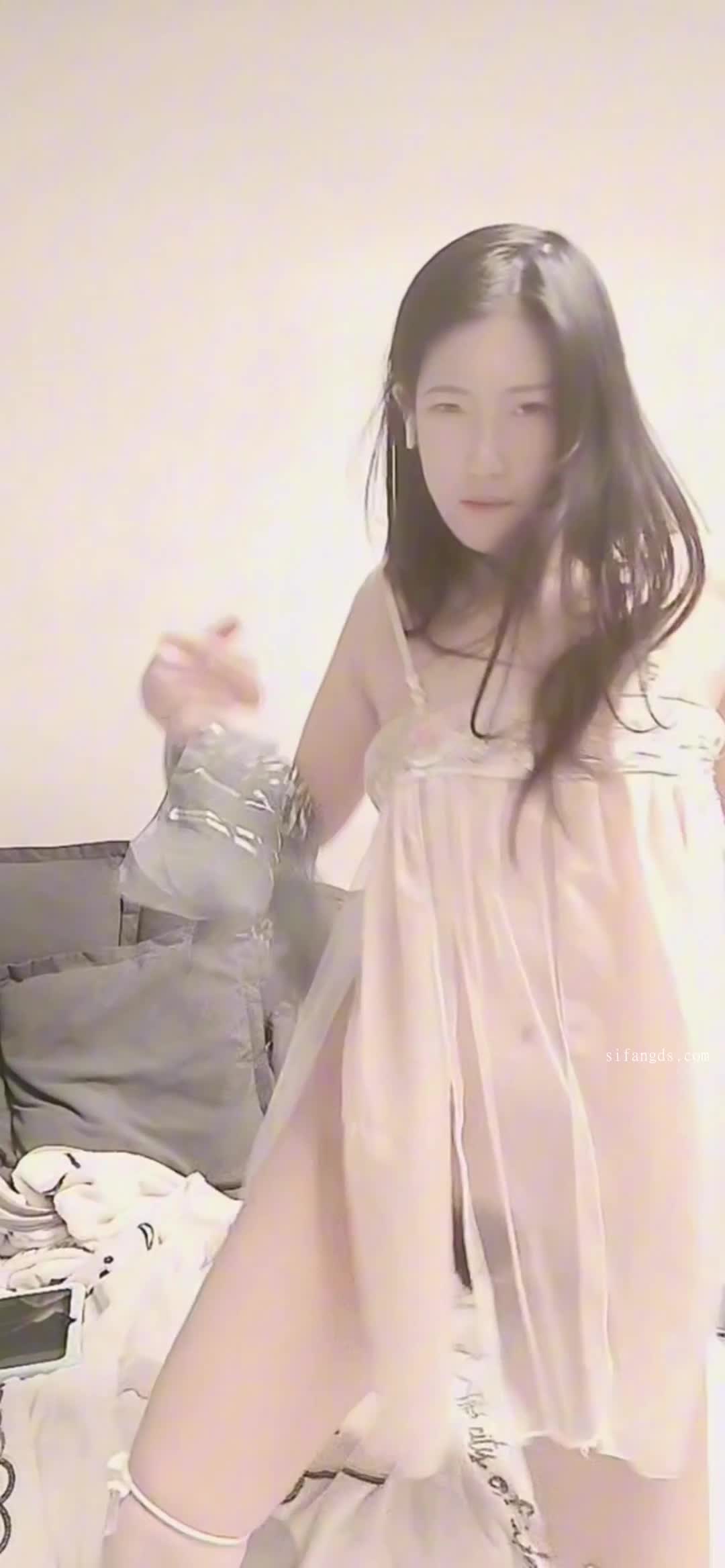 #视讯 #裸聊付费定制 反高颜差御姐嫩妹1V1自慰翻白眼吐舌新增：25V