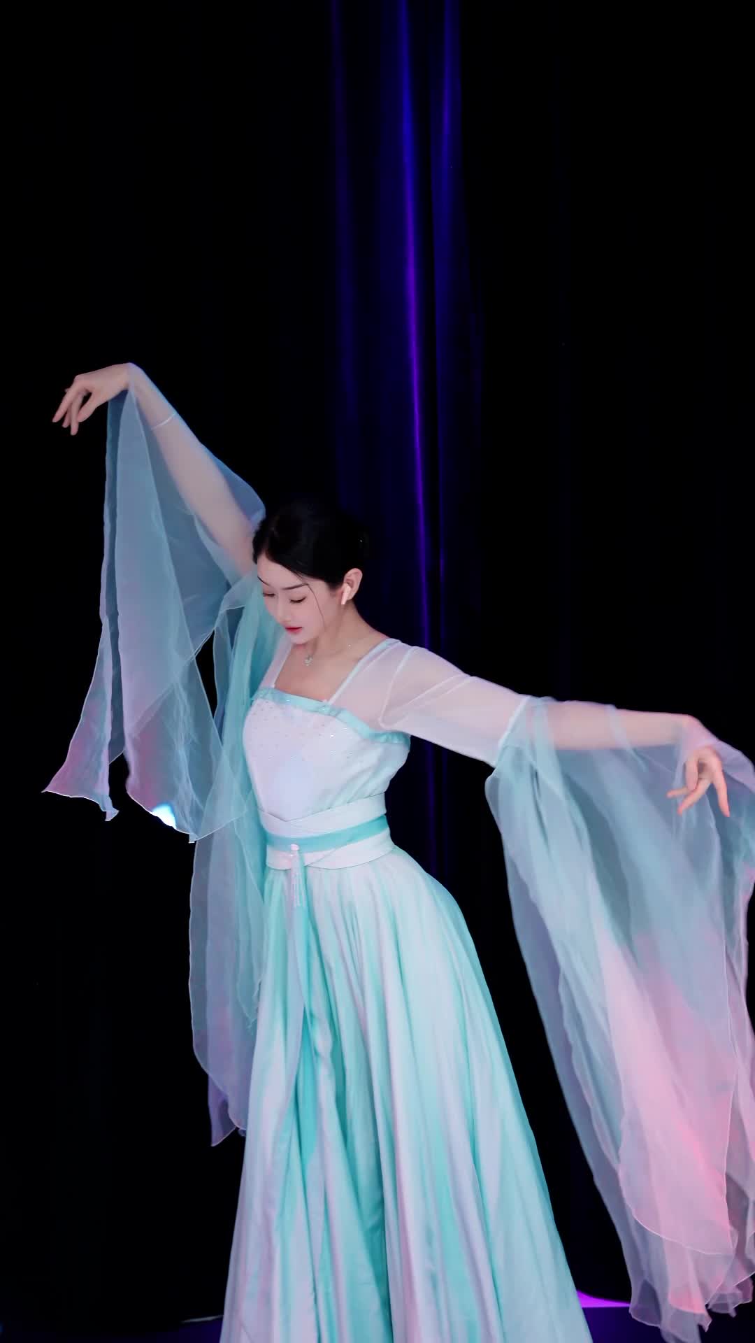 #中国舞_莹莹 #抖音 #舞蹈 #中国舞 @ikan_live 2024-02-07