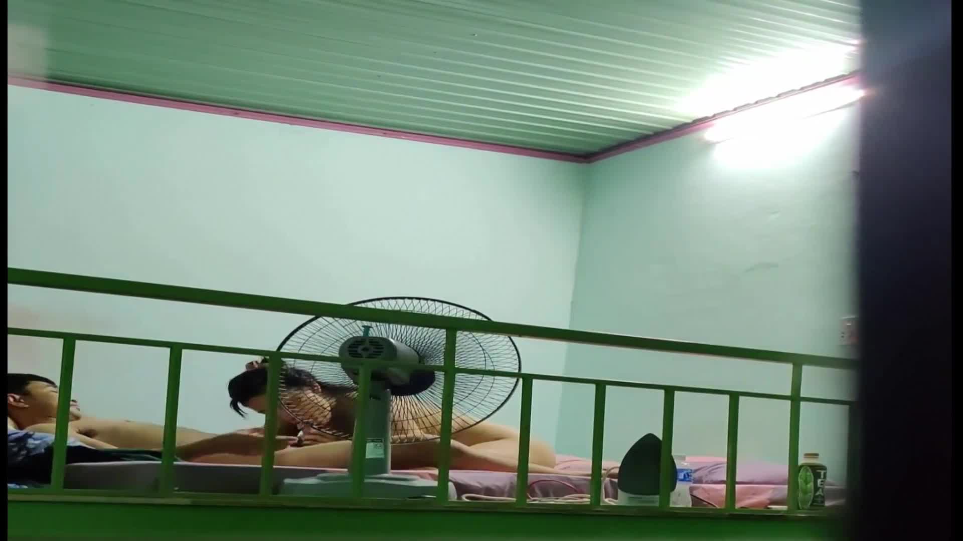 #偷录 #夫妻 #偷窥高清摄像头偷拍对面楼的小伙各种姿势狂怼漂亮女友的小嫩B