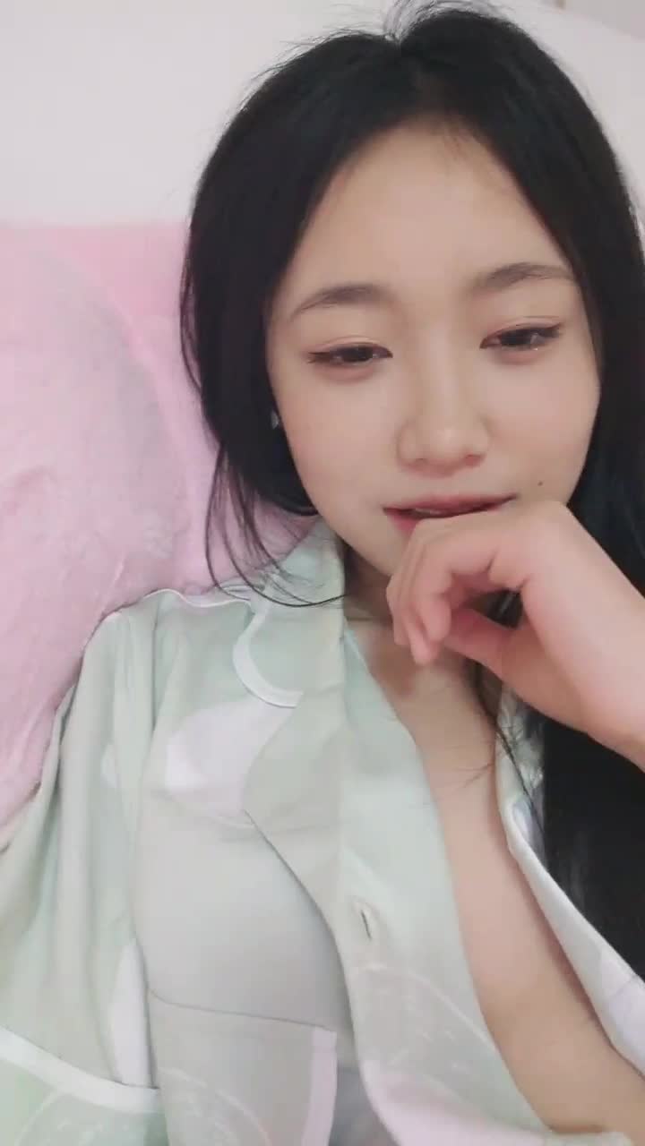 清纯校园女神，家中下海：当一个女孩拿着肉棒自慰快要高潮的时候，妈妈突然推门进来，你什么反应当场社死呀