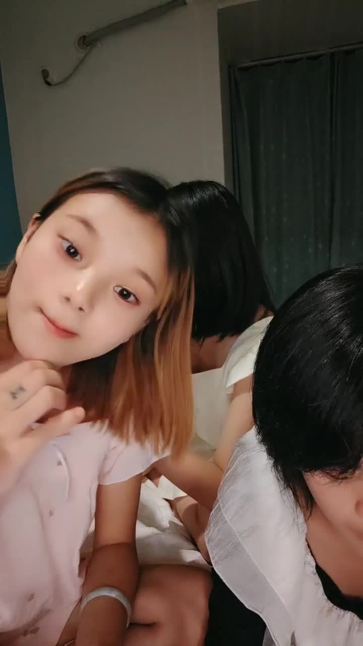 精神小妹直播群p大秀超超级合集1又是羡慕精神小伙的一天#精神小妹 #群p #纹身我要去给精神小伙当马仔了 可以轮到吗 我去推屁股也行啊