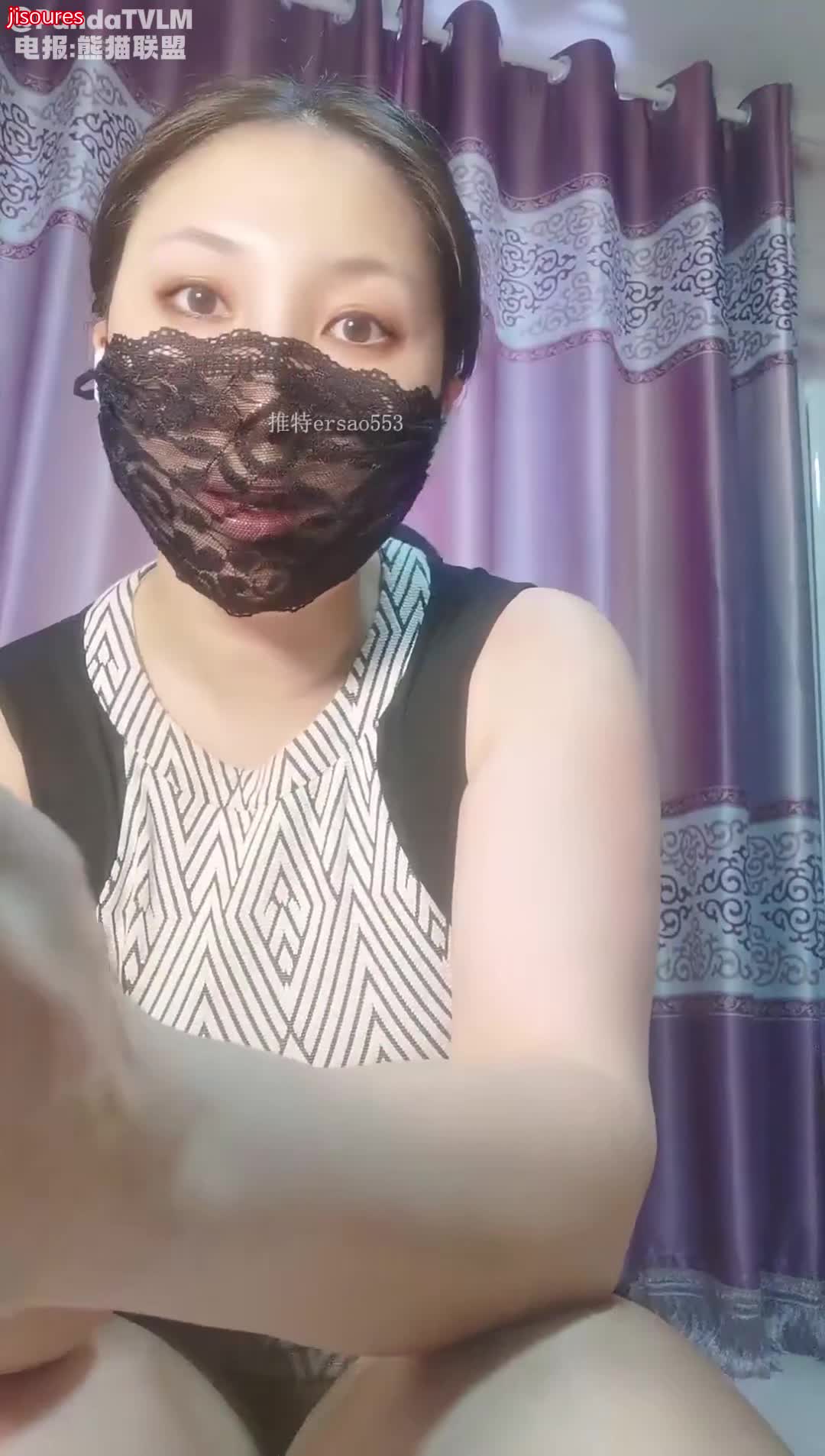 #桃子冰妈妈 #熟女 #丝袜熟女桃子冰妈妈丝袜剧情ASMR红绿灯语音调教道具自慰模拟足交，熟女的丝袜脚还是很有味道的>>>进入搜索群,搜索随机触发