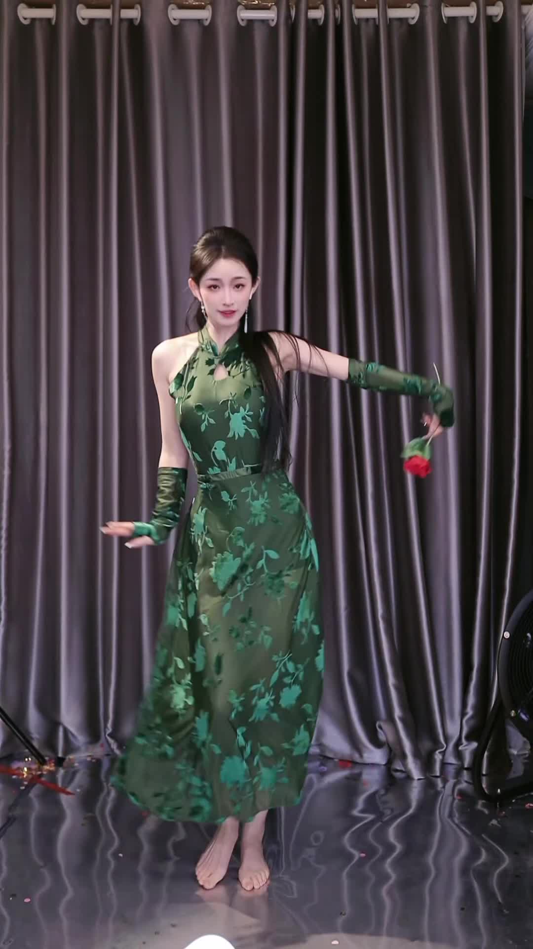 #花千小骨 #抖音 #舞蹈 #中国舞 @ikan_live 2024-02-10