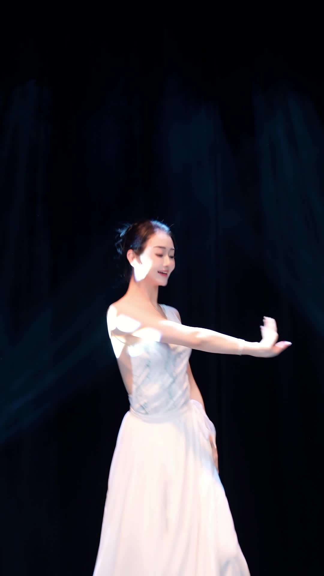 #中国舞_莹莹 #抖音 #舞蹈 #中国舞 @ikan_live 2024-02-10