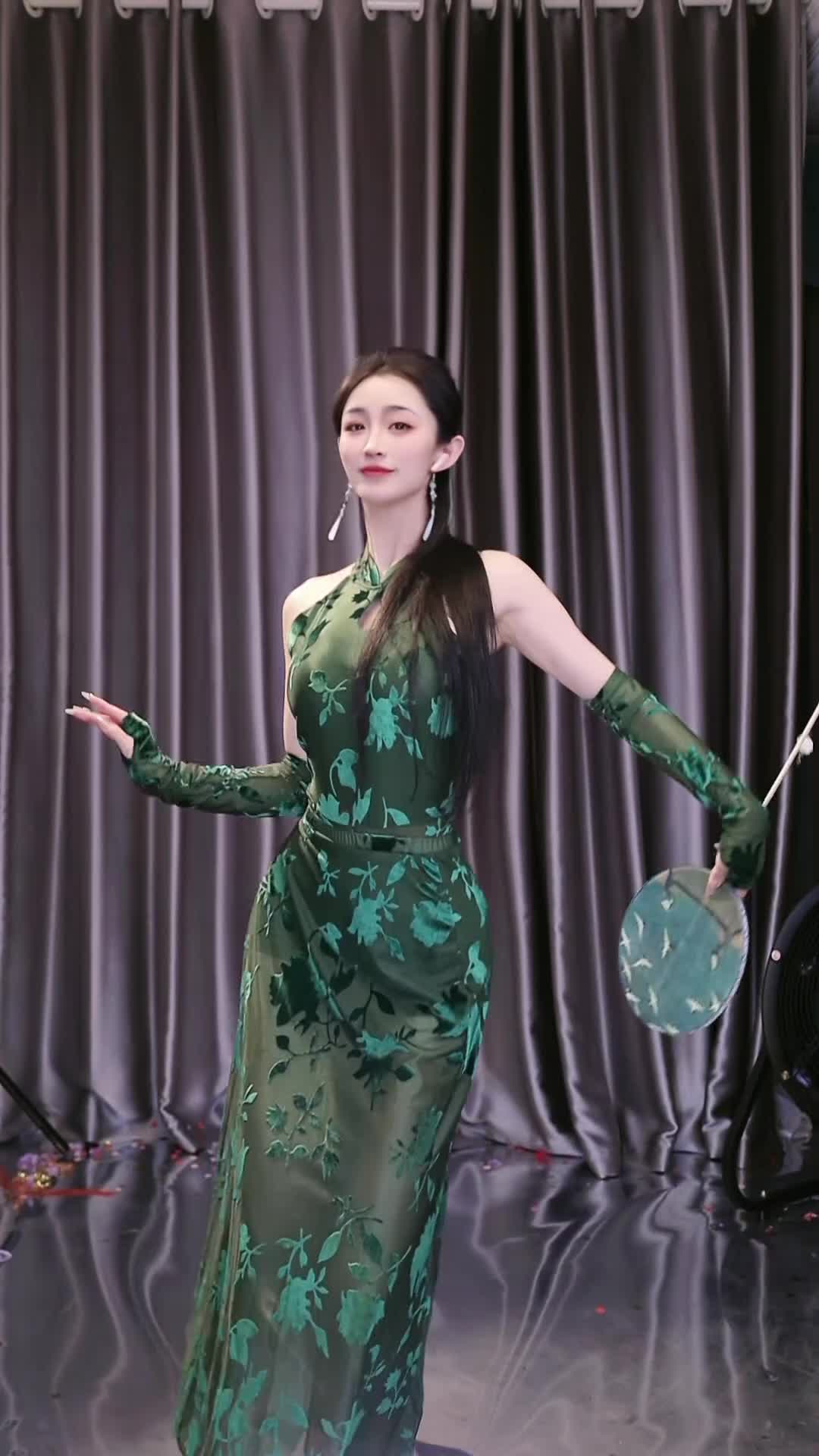 #花千小骨 #抖音 #舞蹈 #中国舞 @ikan_live 2024-02-10