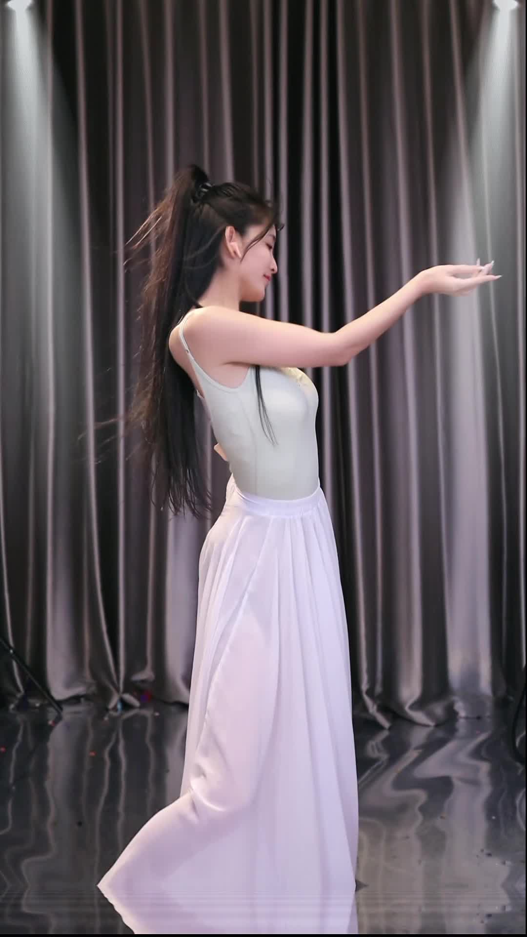 #花千小骨 #抖音 #舞蹈 #中国舞 @ikan_live 2024-12-18