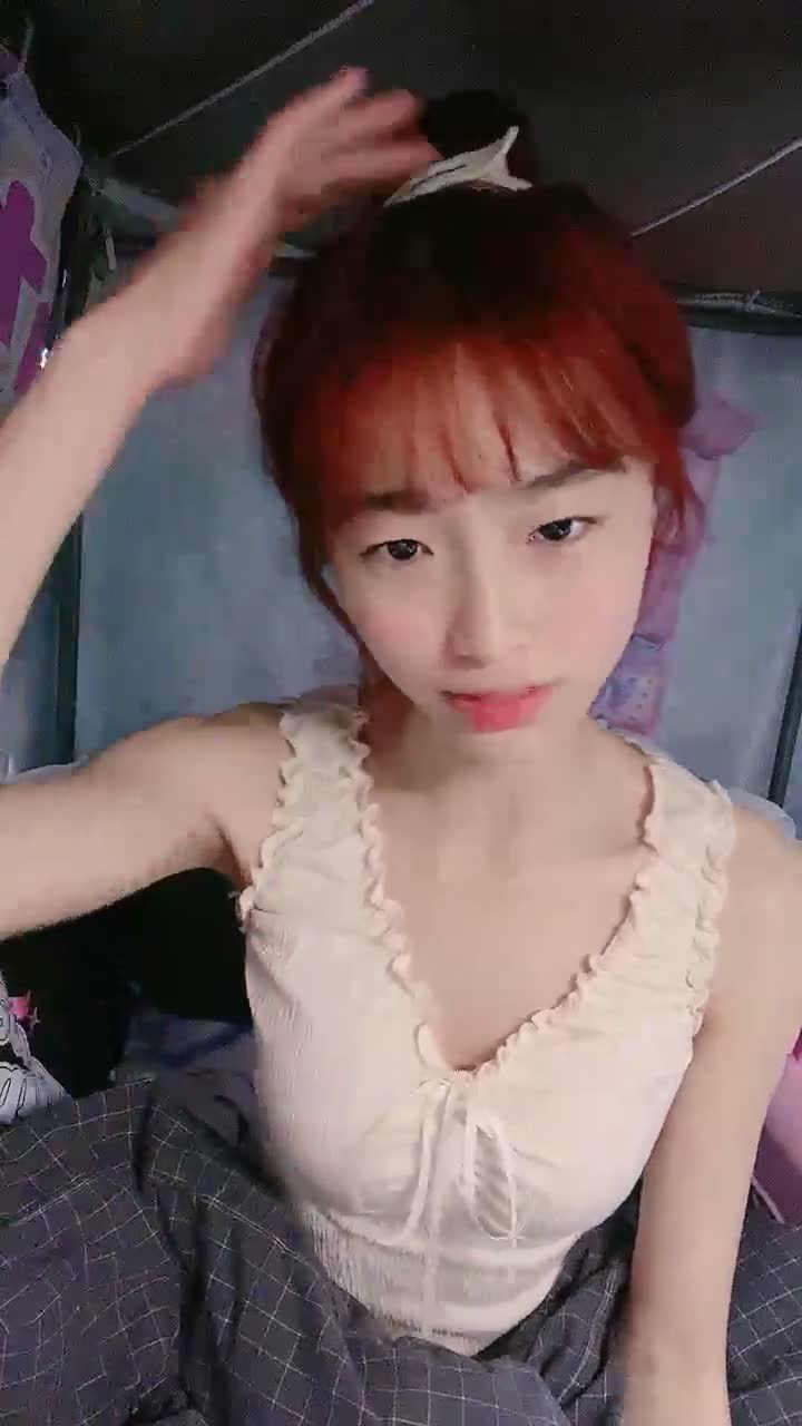 她好美 有生之年可以操到这种女大学生吗 我不想打飞机了 呜呜呜