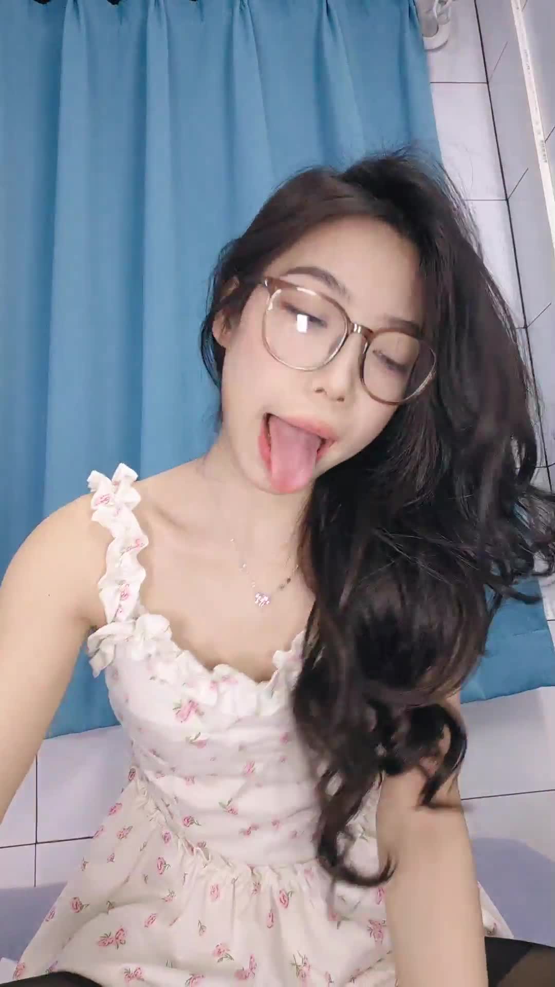 群主最喜欢的主播之一 真的特别骚 嘴巴大 口活好 特别会做鬼脸 想草