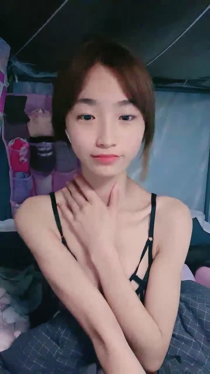 她好美 有生之年可以操到这种女大学生吗 我不想打飞机了 呜呜呜