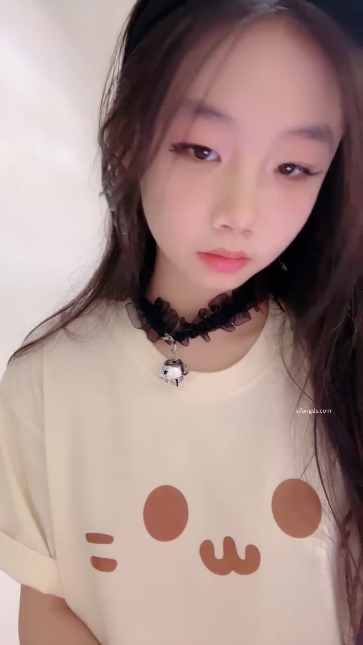 爱上精神小妹是我的宿命 就喜欢桀骜不驯的样子 想征服 可能是以前初中的时候被精神小妹在厕所踩头打 想报复