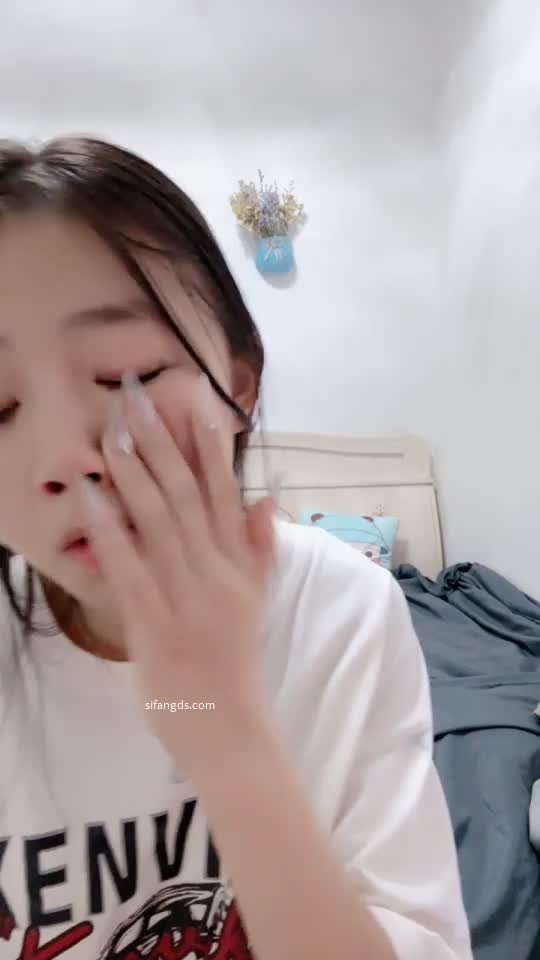 爱上精神小妹是我的宿命 就喜欢桀骜不驯的样子 想征服 可能是以前初中的时候被精神小妹在厕所踩头打 想报复
